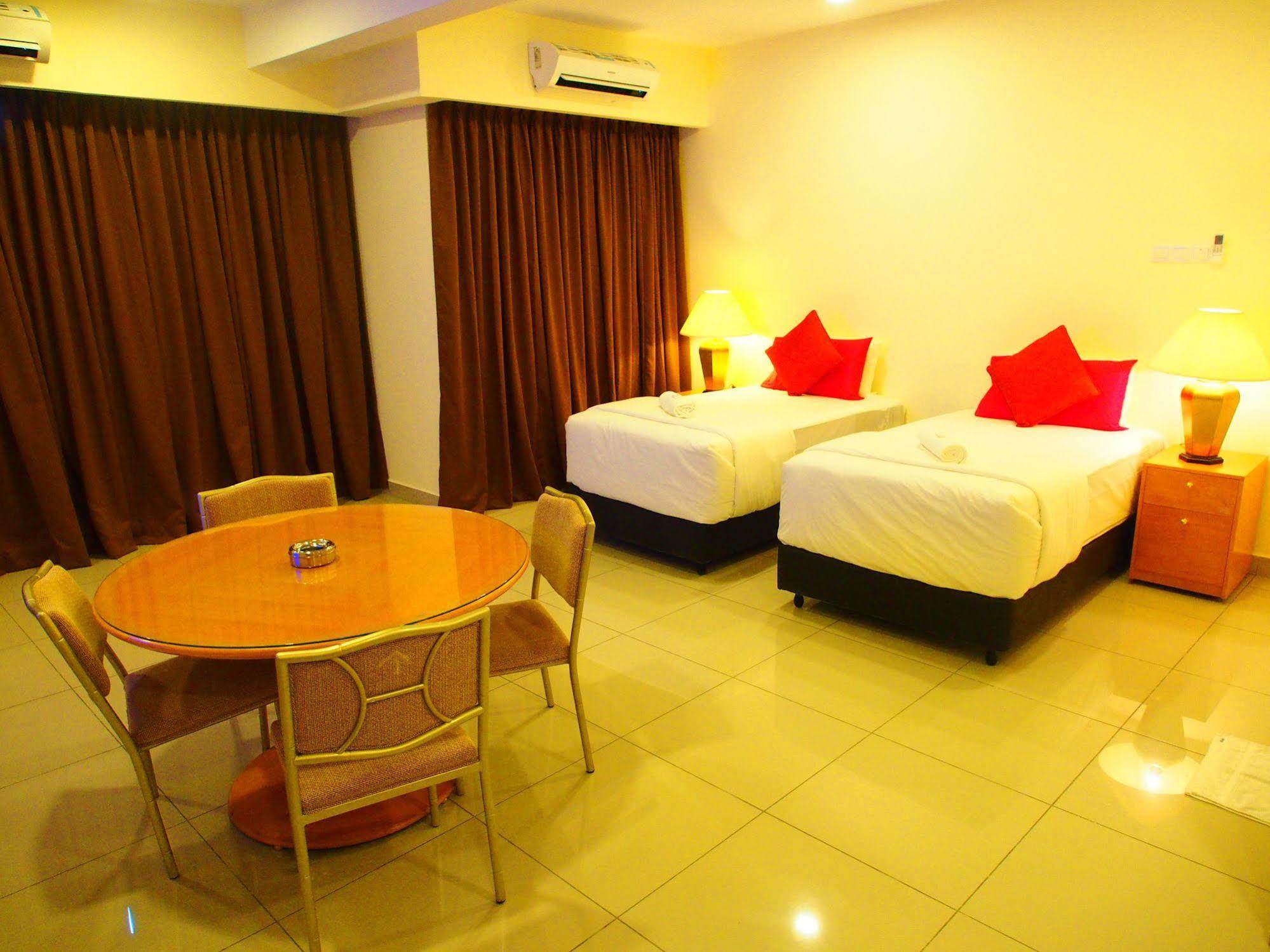 Premier Times International Hotel Seri Kembangan Exterior foto